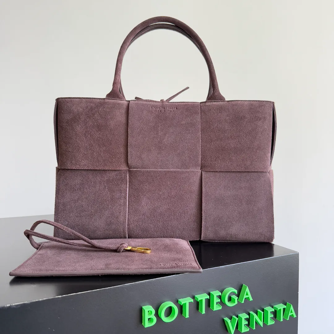 Batch 2320 38cm 𝗕𝗼𝘁𝘁𝗲𝗴𝗮 𝗩𝗲𝗻𝗲𝘁𝗮 ✨Extra large rectangular tote bag Traditional woven elements, Intrecciato woven sheepskin two-tone leather tote handbag, with a small card holder inside and an attachable buckle inside. The whole bag is hand-woven from lambskin. 🌈Only make the most high-end products in the market, welcome to compare Size: 38*25*14cm (large size) Model: 609175 Factory-equipped with a full set of packaging
